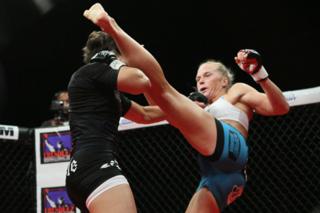 Holly Holm feet photo thumbnail