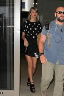 Taylor Swift feet photo thumbnail