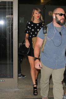 Taylor Swift feet photo thumbnail