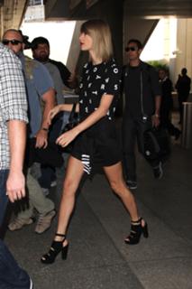 Taylor Swift feet photo thumbnail