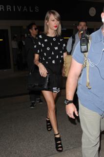 Taylor Swift feet photo thumbnail