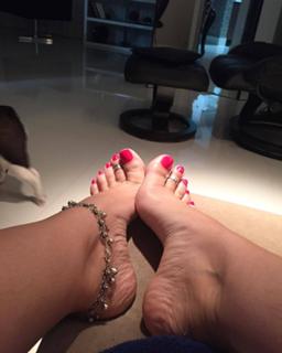 Karin Klemp feet photo thumbnail