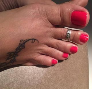 Karin Klemp feet photo thumbnail