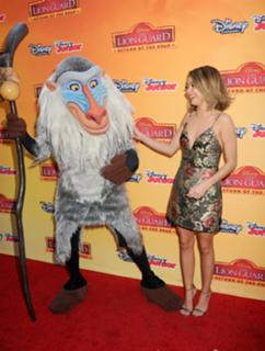 Sarah Hyland feet photo thumbnail
