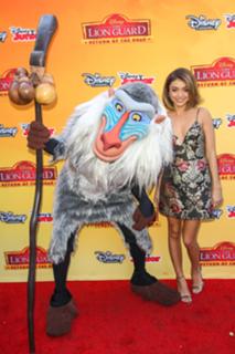 Sarah Hyland feet photo thumbnail