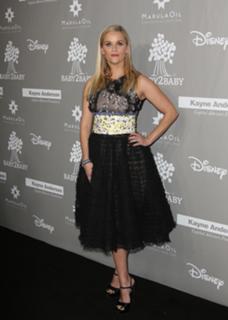 Reese Witherspoon feet photo thumbnail