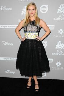 Reese Witherspoon feet photo thumbnail