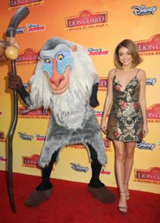 Sarah Hyland feet photo thumbnail
