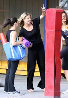 Heidi Klum feet photo thumbnail