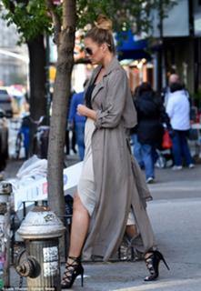 Chrissy Teigen feet photo thumbnail