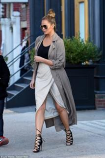 Chrissy Teigen feet photo thumbnail