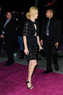Elizabeth Banks feet photo thumbnail