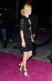 Elizabeth Banks feet photo thumbnail