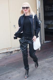 Gwen Stefani feet photo thumbnail