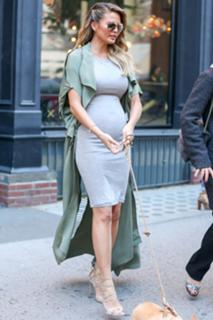 Chrissy Teigen feet photo thumbnail