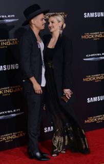 Ashlee Simpson feet photo thumbnail