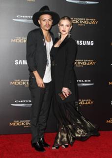 Ashlee Simpson feet photo thumbnail