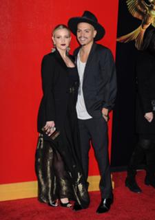 Ashlee Simpson feet photo thumbnail
