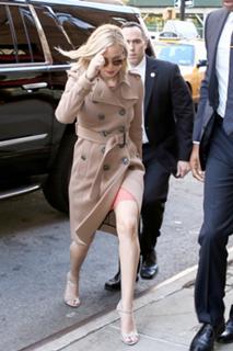 Jennifer Lawrence feet photo thumbnail