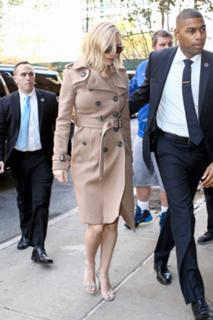 Jennifer Lawrence feet photo thumbnail
