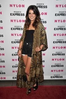 Shenae Grimes-Beech feet photo thumbnail