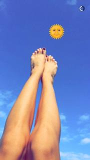 Rosie Huntington-Whiteley feet photo thumbnail