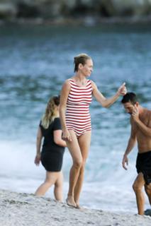 Uma Thurman feet photo thumbnail