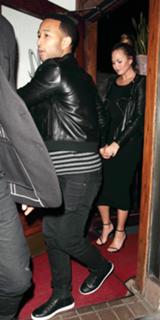 Chrissy Teigen feet photo thumbnail