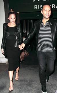 Chrissy Teigen feet photo thumbnail