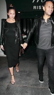 Chrissy Teigen feet photo thumbnail