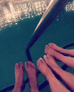 Julie Benz feet photo thumbnail
