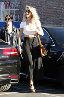 Julianne Hough feet photo thumbnail
