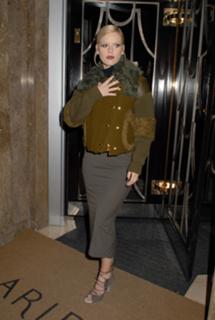 Alice Eve feet photo thumbnail
