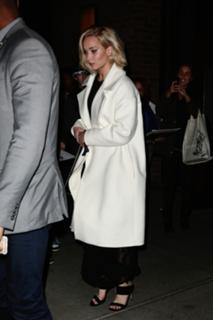 Jennifer Lawrence feet photo thumbnail