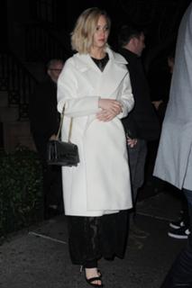 Jennifer Lawrence feet photo thumbnail