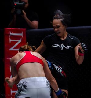 Michelle Waterson feet photo thumbnail