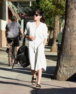 Selma Blair feet photo thumbnail