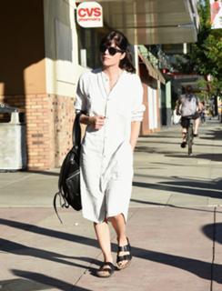 Selma Blair feet photo thumbnail