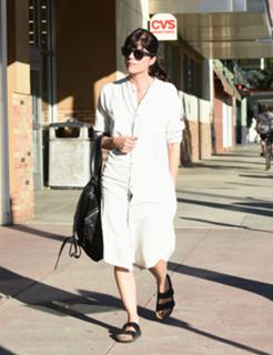 Selma Blair feet photo thumbnail