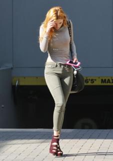 Bella Thorne feet photo thumbnail