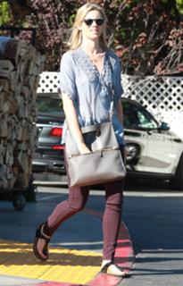 Amy Smart feet photo thumbnail