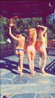 Bella Thorne feet photo thumbnail