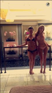 Bella Thorne feet photo thumbnail