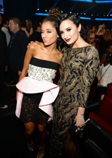 Ariana Grande feet photo thumbnail