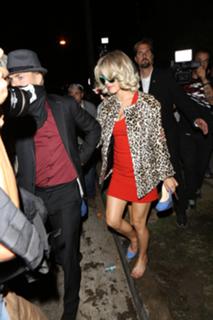 Julianne Hough feet photo thumbnail