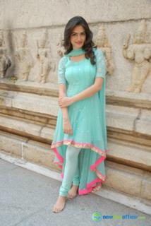 Kriti Kharbanda feet photo thumbnail