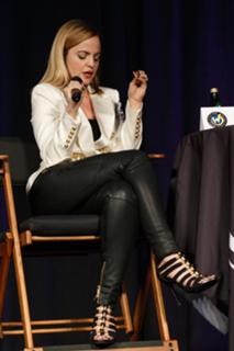 Mena Suvari feet photo thumbnail