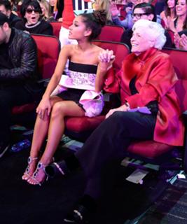 Ariana Grande feet photo thumbnail