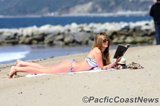 Mischa Barton feet photo thumbnail