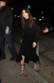 Hailee Steinfeld feet photo thumbnail